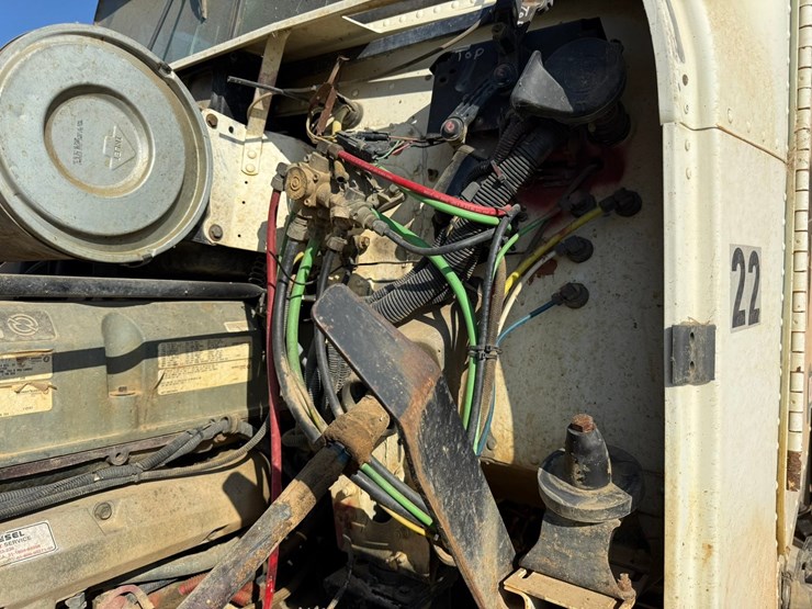 2003-freightliner-fld120-image-51