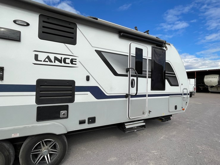 #2824-•-2022-lance-travel-trailer,-(has-new-mexico-title)-image-99