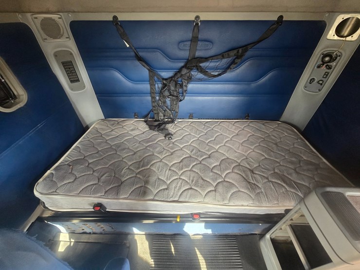 2006-freightliner-columbia-120-image-64