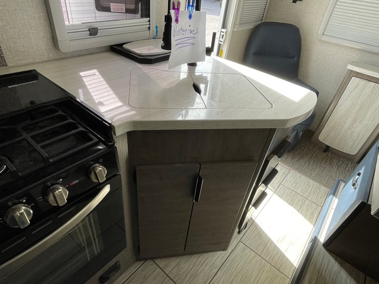 #2824-•-2022-lance-travel-trailer,-(has-new-mexico-title)-image-37