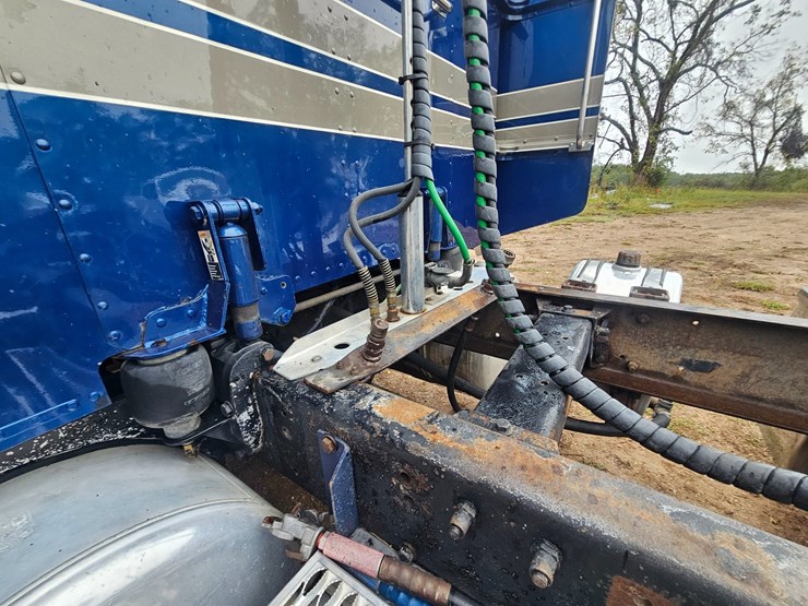 2001-peterbilt-379-image-69