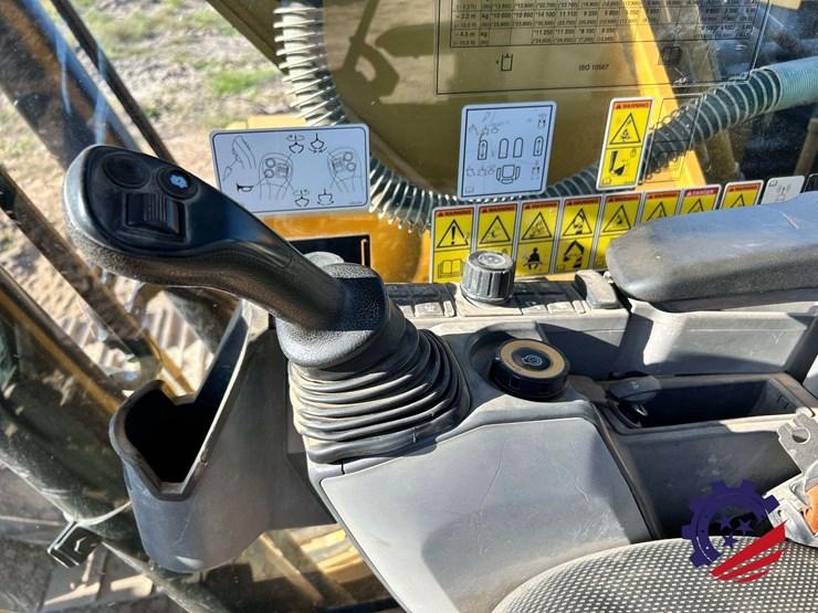 2018-caterpillar-320-image-89