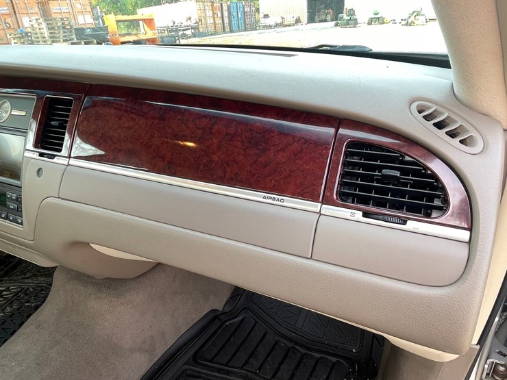 #201-•-2005-lincoln-town-car-(has-wi-title)-image-81