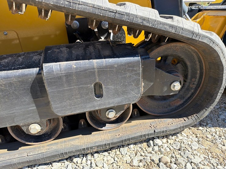 2018-deere-323e-image-32
