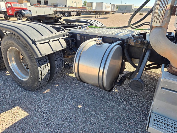 2018-peterbilt-579-image-17