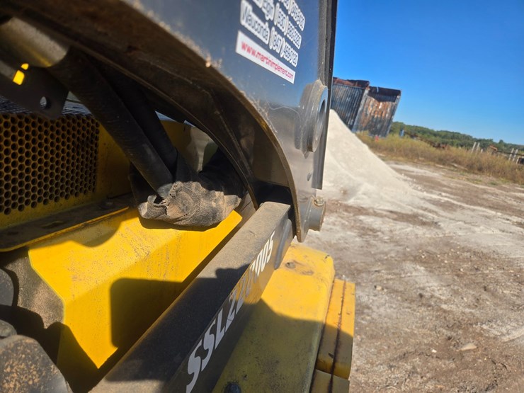 new-holland-l228-image-63