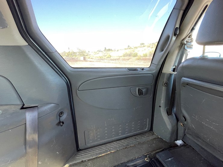 2005-chrysler-town-&-country-image-92