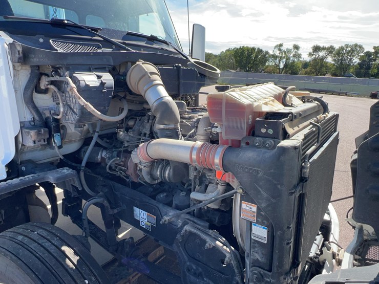 2018-peterbilt-579-image-32