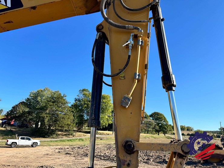 2018-caterpillar-320-image-18