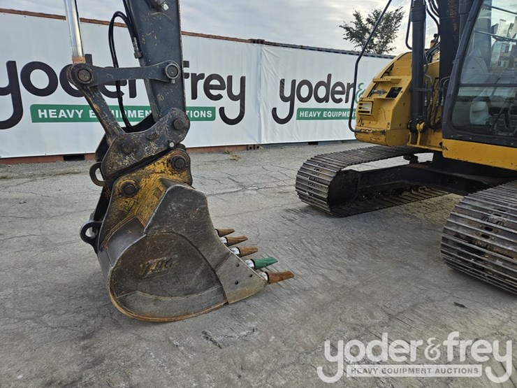 2016-deere-135g-image-22