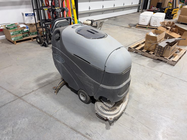 nilfisk-advance-convertomatic-28d-c-floor-cleaner-image-3