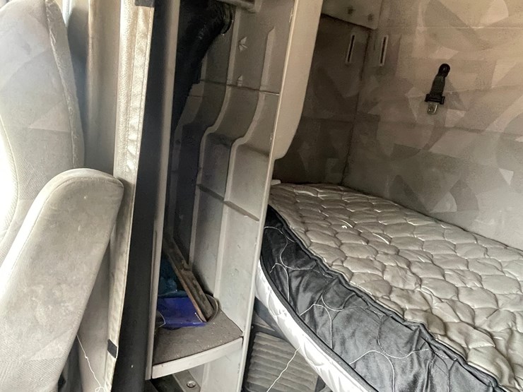 #101-•-2007-volvo-vnl-sleeper-semi-(has-wi-title)-image-89