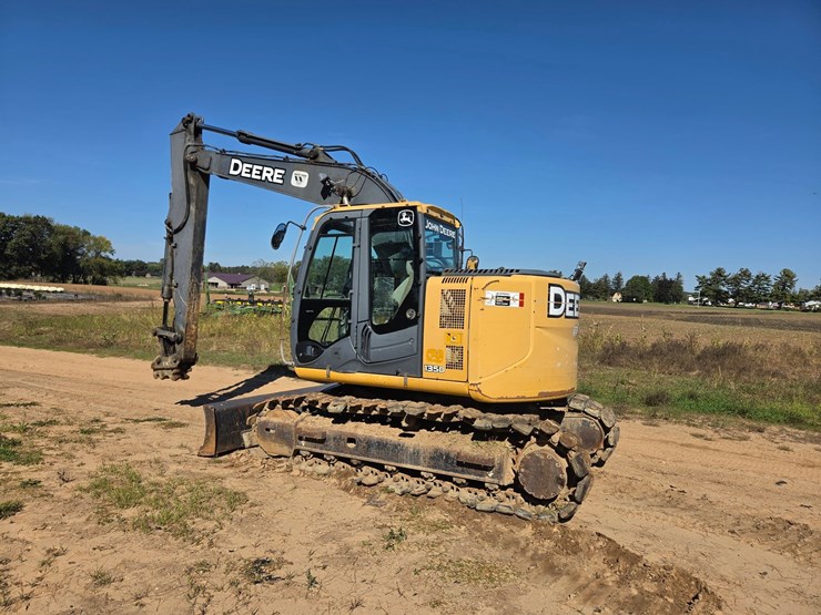 2011-deere-135d-image-3