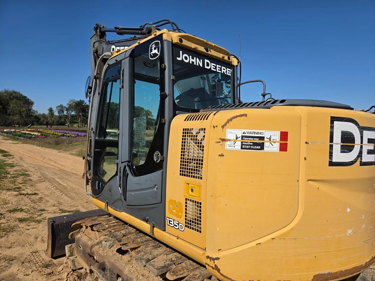 2011-deere-135d-image-40