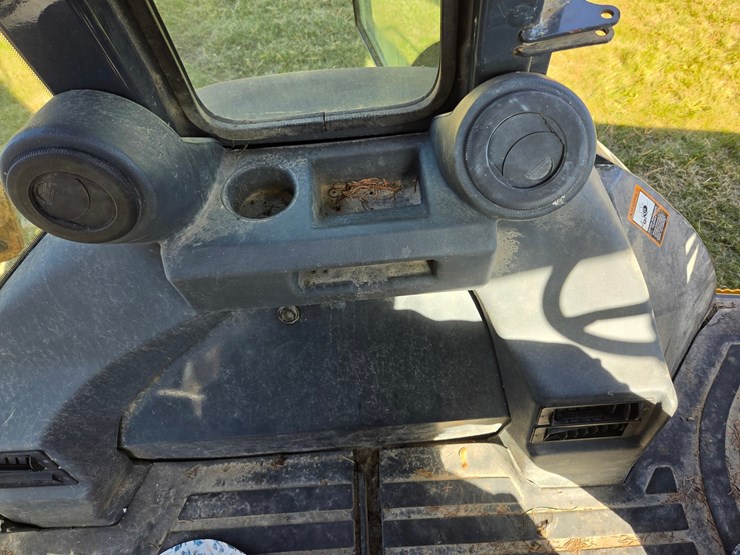 2010-deere-310j-image-33