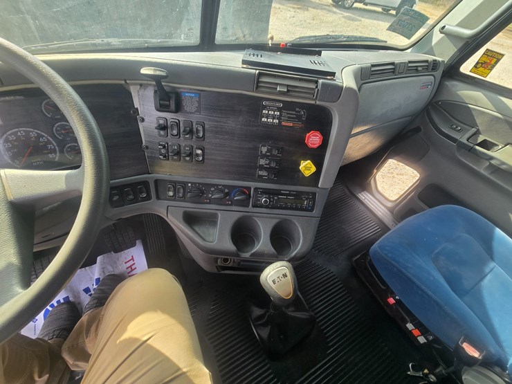 2006-freightliner-columbia-120-image-53