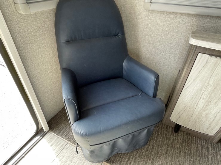 #2824-•-2022-lance-travel-trailer,-(has-new-mexico-title)-image-15