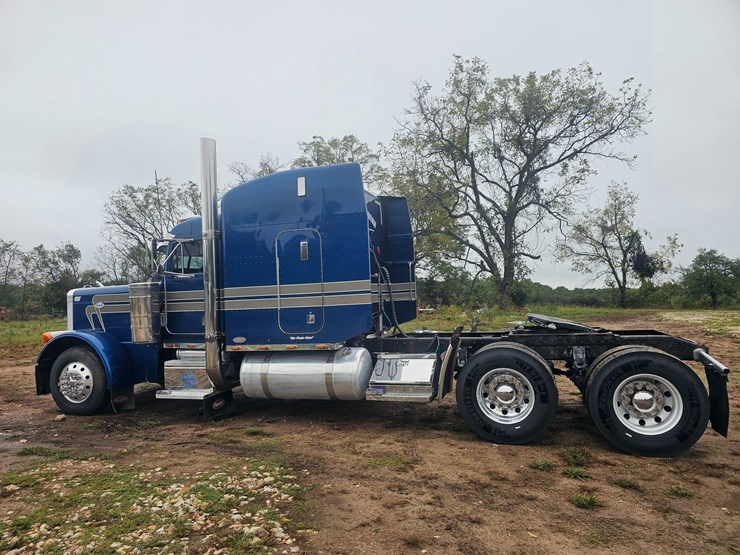 2001-peterbilt-379-image-9