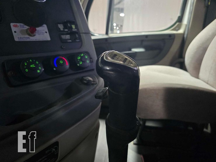 2013-freightliner-cascadia-125-image-15