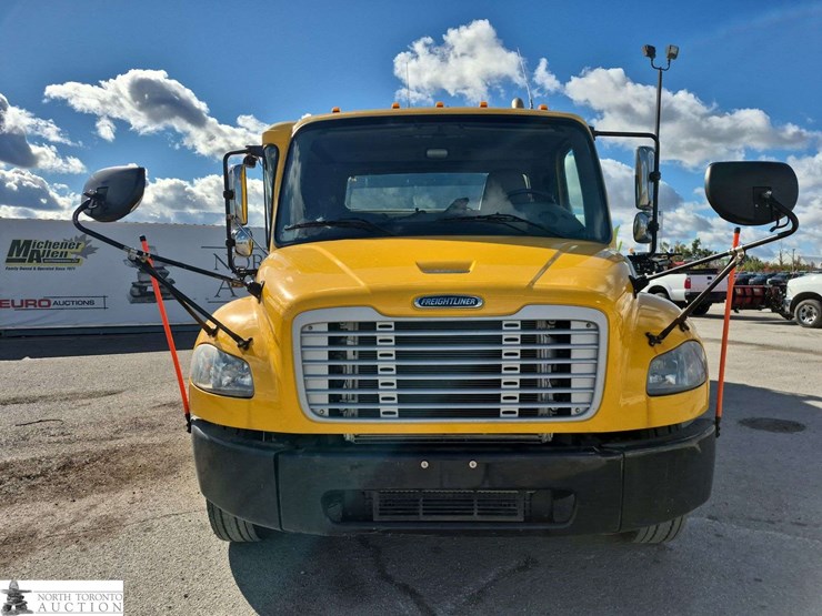 2018-freightliner-m2-106-image-2