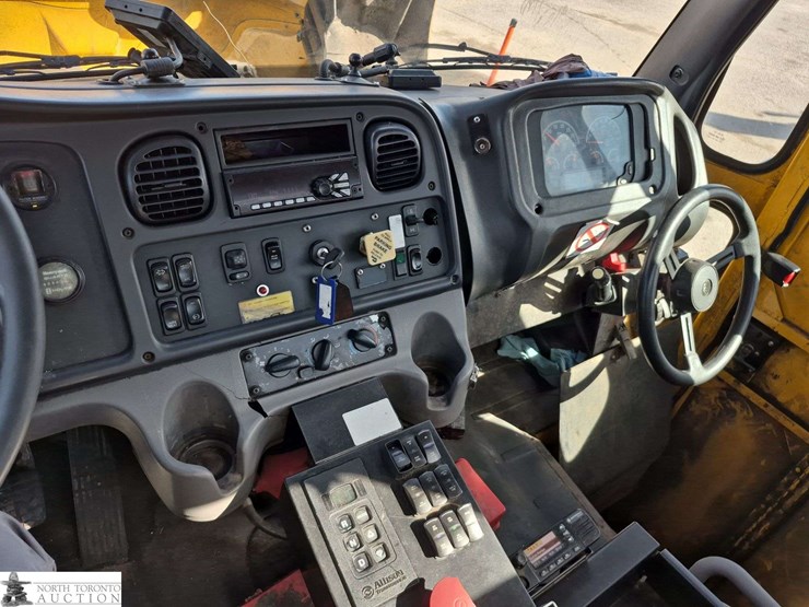 2018-freightliner-m2-106-image-12