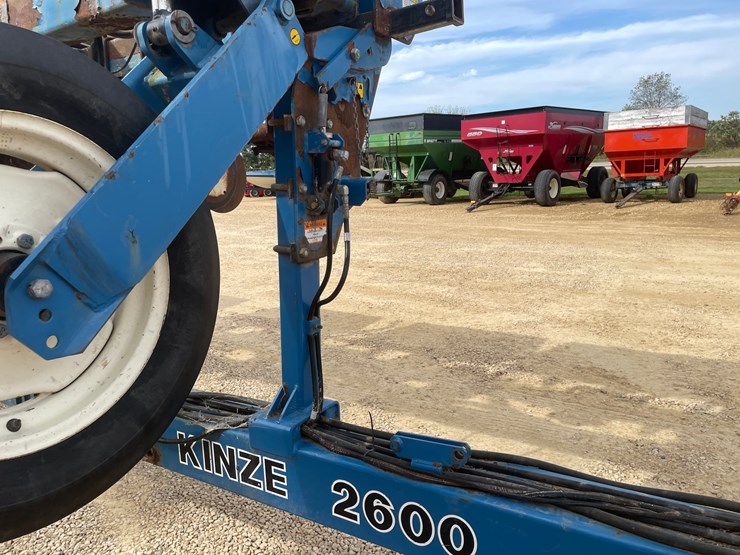 #1275-•-kinze-12'-corn-planter-image-10