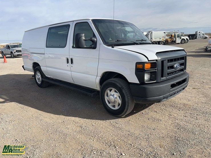 2013-ford-cargo-image-2