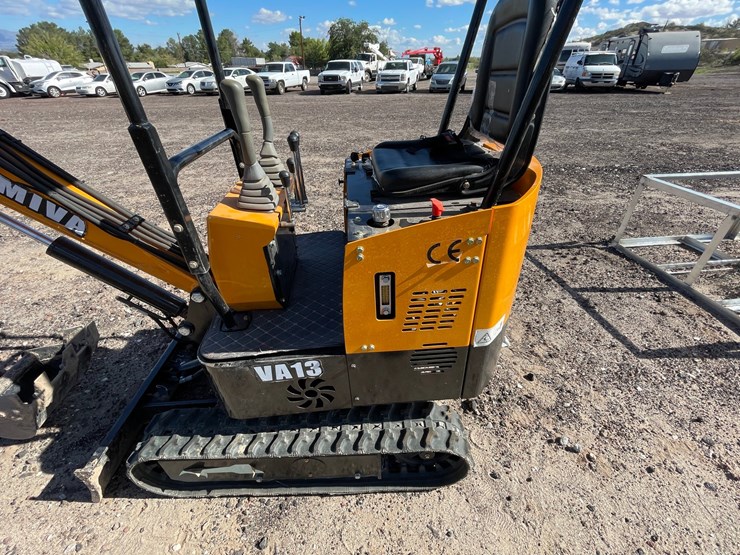 #3062-•-mini-excavator-image-10