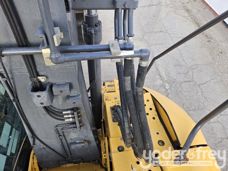 2016-deere-135g-image-16