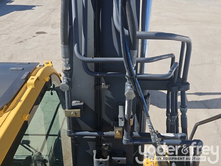 2015-deere-135g-image-25
