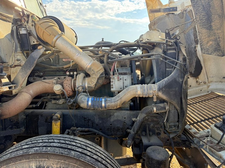 2003-freightliner-fld120-image-12