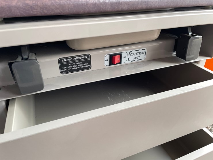 #4683-•-ritter-exam-table-image-9