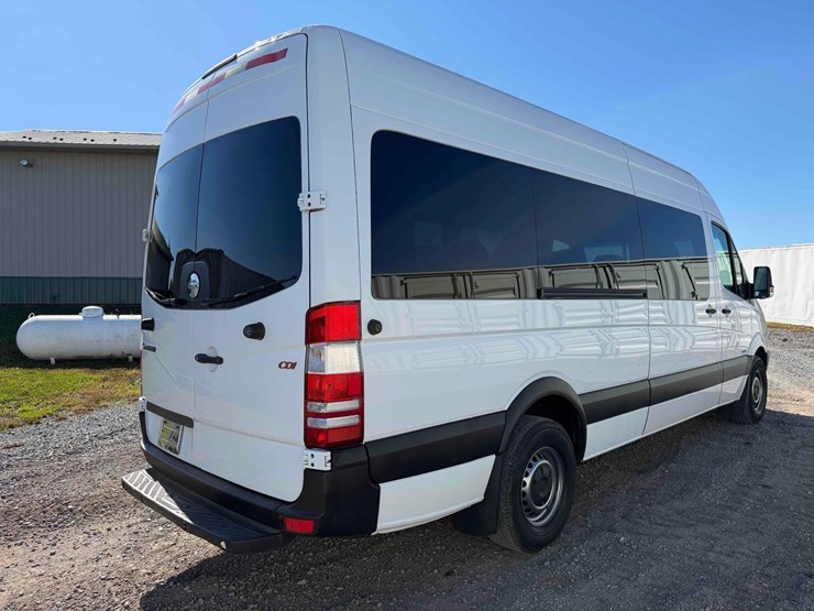 2010-freightliner-passenger-van-image-9