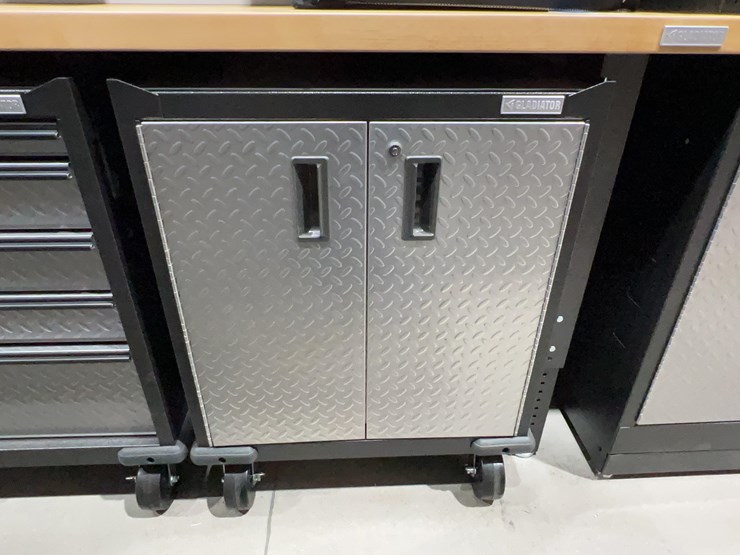 gladiator-cabinets,-tool-chest,-and-workbench-image-8
