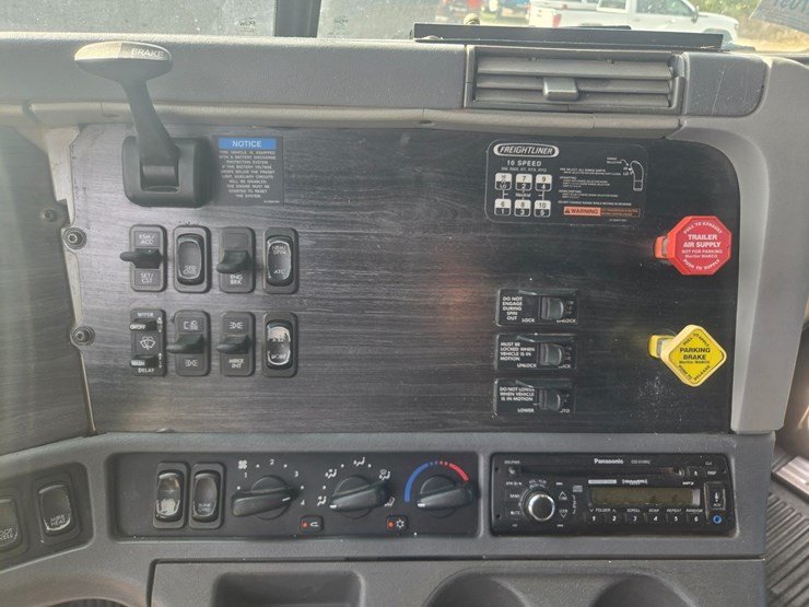 2006-freightliner-columbia-120-image-54