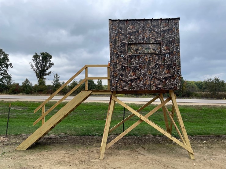 #1281-•-6'-x-6'-deer-blind-on-tower-with-steps-image-2