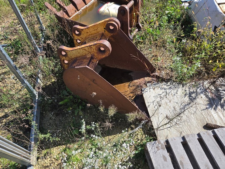 2011-deere-135d-image-50
