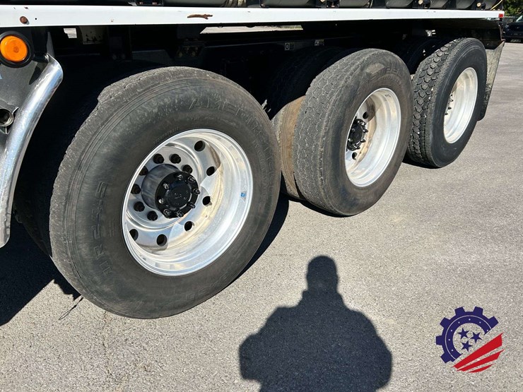 2020-peterbilt-567-image-18