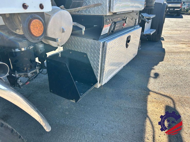 2019-freightliner-114sd-image-29
