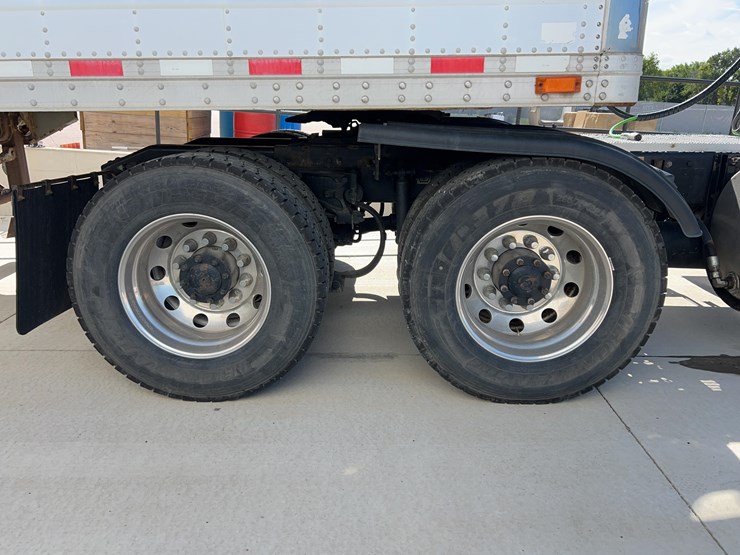 2018-peterbilt-579-image-55