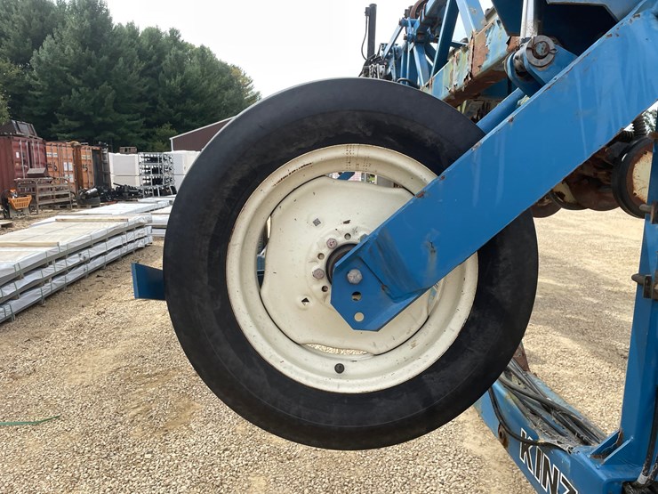 #1275-•-kinze-12'-corn-planter-image-49