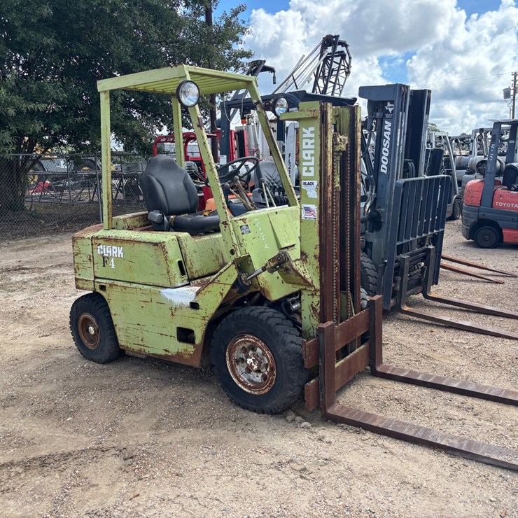 #42697 • CLARK F4 FORKLIFT