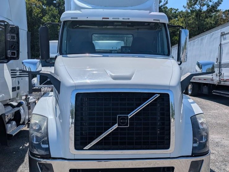 2018-volvo-10-image-2