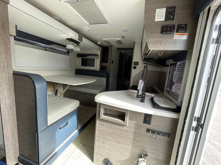 #2824-•-2022-lance-travel-trailer,-(has-new-mexico-title)-image-13