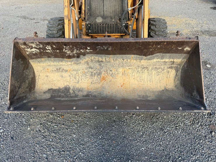2001-case-580m-image-35