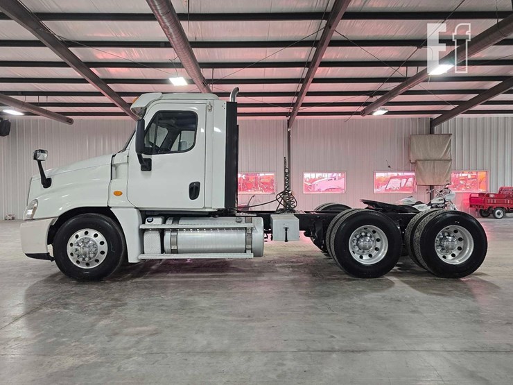 2013-freightliner-cascadia-125-image-5