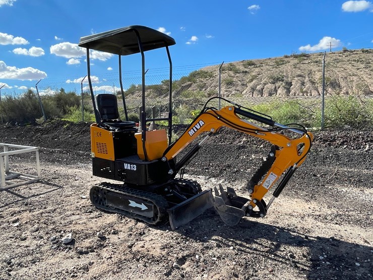 #3062-•-mini-excavator-image-4
