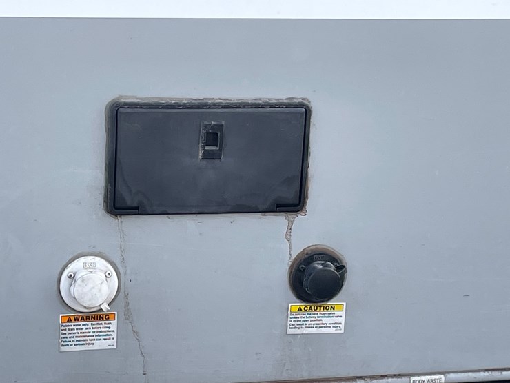 #2824-•-2022-lance-travel-trailer,-(has-new-mexico-title)-image-139