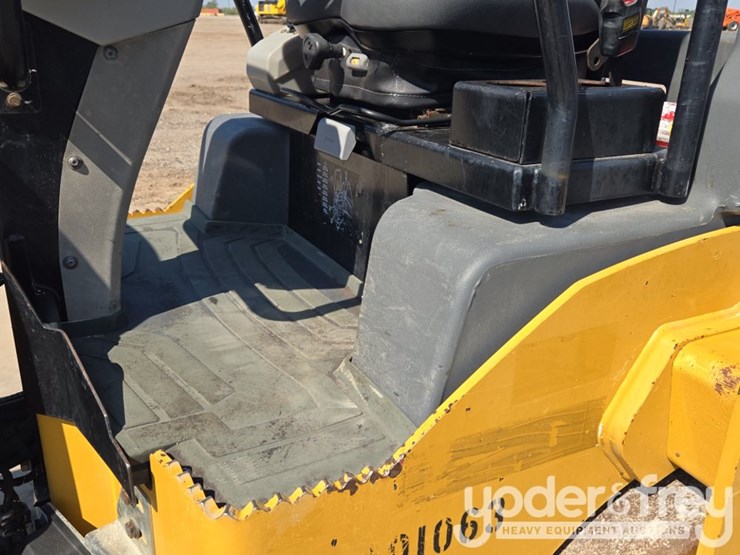 2021-caterpillar-cb34b-image-44