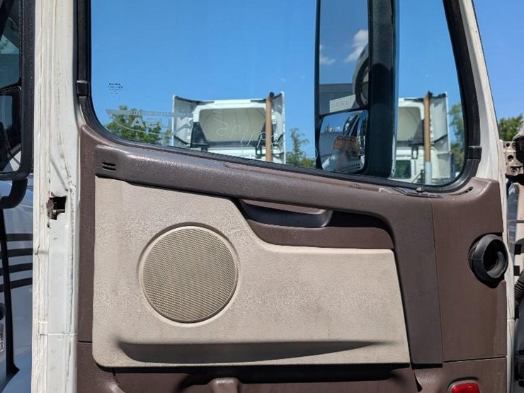 2018-volvo-10-image-16